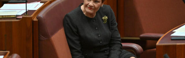 Аустралијска сенаторка Полин Хансон ушла у парламент са бурком