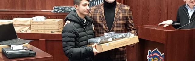 Dodeljeni laptopovi najboljim učenicima romske nacionalnosti u Čačku