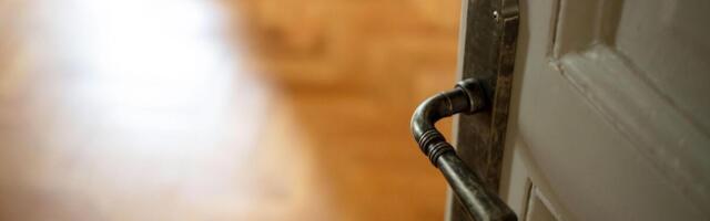 Renovirali kuću, PA OSTALI U ŠOKU KAD SU PRONAŠLI OVO! Na mestu ostali ukopani - "RIZIKOVALI SMO PROKLETSTVO"