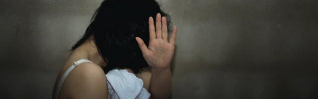 PRETIO DEVOJČICI DA ĆE OBJAVITI NJENE SLIKE! Uhapšena dvojica manijaka - JEDAN TRAŽIO FOTGRAFIJE OD MALOLETNICE, DRUGI ČUVAO! (VIDEO)