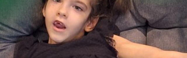 Maloj Nini (10) je svaki dan nova borba! Rođena je zdrava, a onda je usledio horor! Ne sedi, ne hoda i ima teške napade, treba joj naša pomoć!