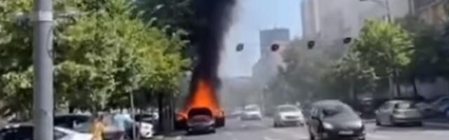 Izgoreo automobil u centru Beograda (VIDEO)