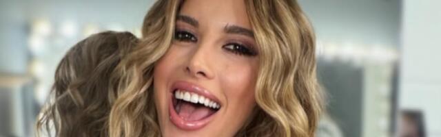 Nives mu pokazala golu zadnjicu: Raširila noge tatu majstoru, a on crta cvetić (VIDEO)