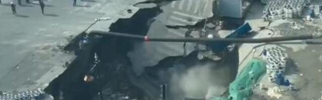 OGROMNA RUPA U TRENUTKU PROGUTALA RASKRSNICU! Kamere zabeležile užasavajuću scenu usred bela dana! (VIDEO)