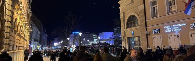 FOTO Protest "Dalje ruke od Miletića": Demonstranti na Trgu slobode, pristalice vlasti ispred SNP-a