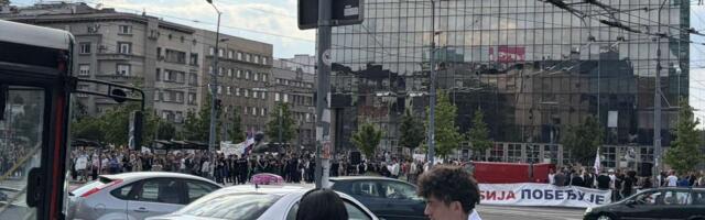 (VIDEO) Naprednjaci se povlače sa Trga Slavija: Vučić ih navodno pozvao da to učine