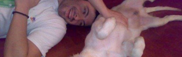 Ljudi ne prestaju da dele fotografiju Tošeta Proeskog i njegovog psa, a razlog je pretužan