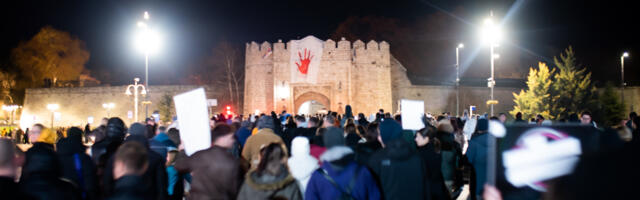 Doček u centru Niša sa dva lica –  studentski protest tišinom na mostu i koncert na trgu