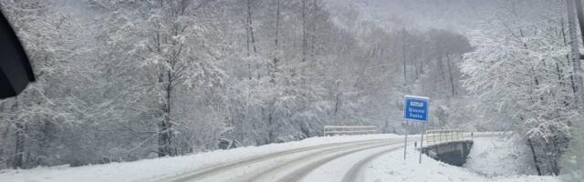 Zavejan istok Srbije! Na putu od Majdanpeka prema Boru zaglavljeni automobili (VIDEO)
