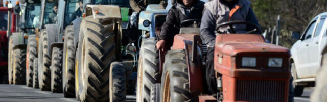 Пољопривредници тракторима и даље блокирају путеве широм Грчке