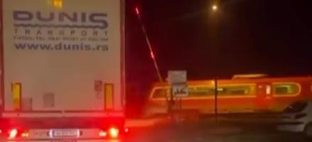DRAMA U FUTOGU Voz prošao pored podignute rampe na pružnom prelazu, tragedija IZBEGNUTA ZA DLAKU! (VIDEO)