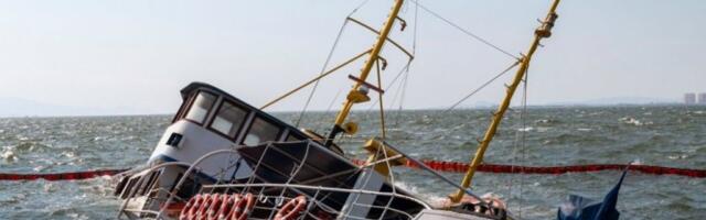 PREVRNUO SE BROD NA RECI, IMA MRTVIH! Jezive scene na vodi: Jak vetar prevrnuo turiste, VLASNIK PLOVILA POBEGAO (VIDEO)