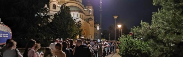 "Teška borba i telesna i umna": Poznata Srpkinja celu noć provela ispred Hrama Svetog Save
