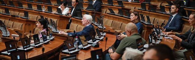 "Vlasnik pečenjare direktor EPS-a" i "sive strukture" SNS: Burna rasprava u Skupštini Srbije