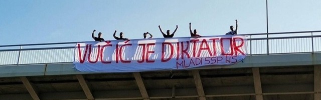 "VUČIĆ JE DIKTATOR" Vijori se transparent u Novom Sadu