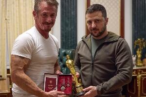 Шон Пен позајмио свог Оскара Зеленском: Врати ми га кад победиш