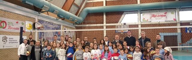 Министар спорта Зоран Гајић љишким малишанима уручио лопте и кошаркашке табле