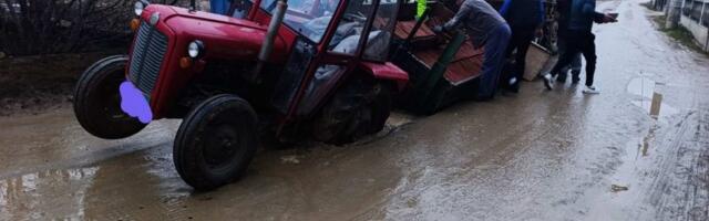 Nesvakidašnji prizor: Put progutao traktor