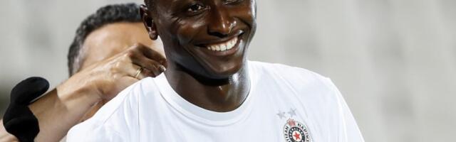 Fudbal u prašini, haos i stampedo! Tako to izgleda kada se bivši napadač Partizana vrati kući!