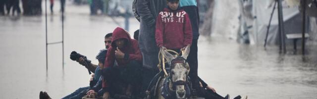 OLUJE I POPLAVE POGODILE POJAS GAZE Nepogode dodatno oštetile već urušene zgrade i šatore, stradalo najmanje 12 Palestinaca (FOTO)