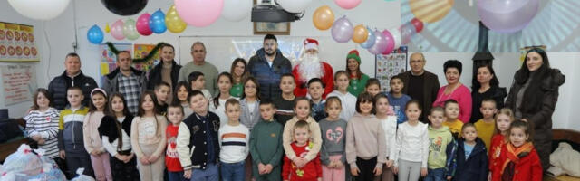 Podela novogodišnjih paketa ,,Srce sa juga” u Orašju