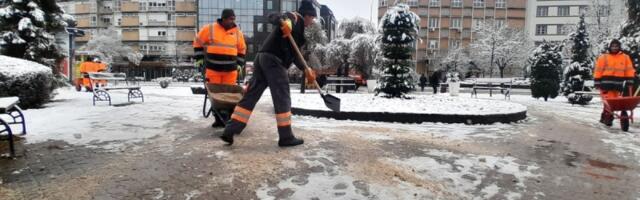 Intenzivirano uklanjanje snega sa javnih površina, radnici i mehanizacija u pripravnosti 24 časa (FOTO)
