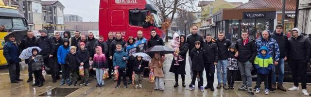 Božićni konvoj „Dukata“ obradovao decu Leskovca paketićima (video)