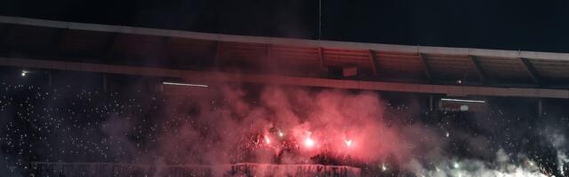 Plamen na južnoj tribini prekinuo derbi na kratko