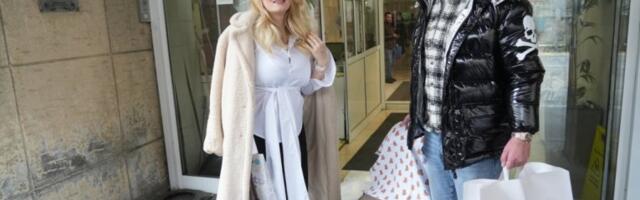 PRVA FOTOGRAFIJE NAKON POROĐAJA, PEVAČICU MUŽ IZVEO IZ PORODILIŠTA! Sve oči uprte u nju, jedan detalj posebno privukao pažnju!