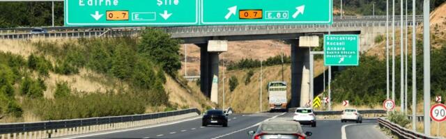 AMSS: Otežani uslovi vožnje, vlažni kolovozi, očekuje se pojačan saobraćaj popodne