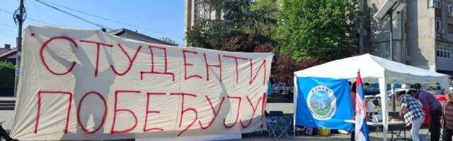 Studenti u Subotici delili nalepnice, SNS prikupljao podršku, građani potpisivali peticiju o vrtićima