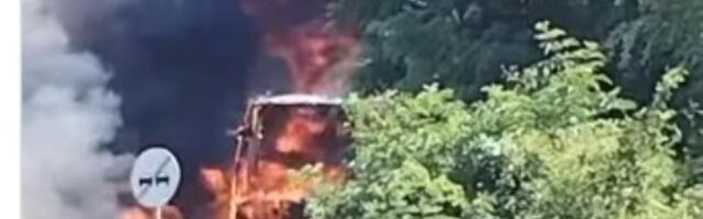 Užasne scene kod Šapca: Vatra kulja iz autobusa posle lančanog sudara (VIDEO)