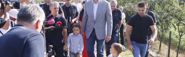 "Ne volim zbog zuba" - Mali Lazar do suza nasmejao Vučića odgovorom na pitanje (FOTO)