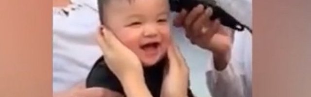 OVAJ VIDEO ĆE VAM POPRAVITI RASPOLOŽENJE! Ne možete ostati ozbiljni kad čujete ovakav smeh (Video)