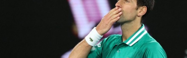 NOVAK JE HIT! Razgovor Đokovića i DEČAKA sa tribina oduševio svet! /VIDEO/