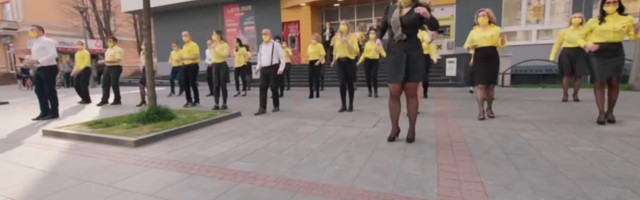 40 poštara iz Banjaluke zaplesali u znak podrške protiv pandemije korona virusa , pa postali regionalni hit