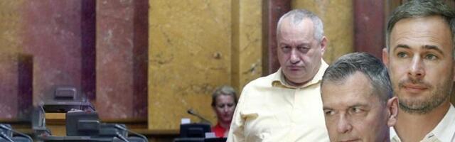 Opozicija dotakla dno! Sa svojih prozapadnih protesta Ćuta, Aleksić i Milivojević poručuju: Srbija je zemlja ratnih zločinaca!