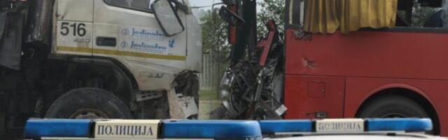 VATROGASCI SEKLI AUTOBUS KAKO BI DOŠLI DO TELA VOZAČA: Nesrećni čovek nastradao na licu mesta, vozač kamiona lakše povređen (VIDEO)