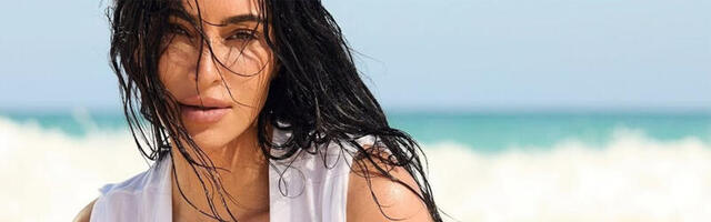 Kupaći kostimi za leto 2025. – Kim Kardashian u Skims