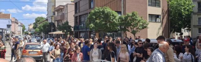 Održan protest podrške profesoru Zdravkoviću kome prete otkazom jer ne želi da drži online nastavu na Medicinskom fakultetu (FOTO)
