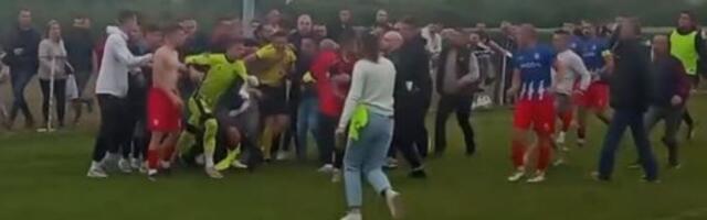 Brutalna tuča na meču u Srbiji: Stradale sudije (VIDEO)