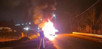 ŽRTVOVAO "AUDI" DA SPASI PORODICU - I TO NE SVOJU! Završio na bankini, bahati vozač "mercedesa" POBEGAO s mesta nesreće: Sekunde delile od tragedije! (VIDEO)