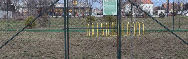 „Zabranjeno uvoditi kuje u teranju“: Na Bagljašu postoji park za pse i u njemu važe neka pravila