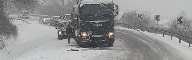 Kamionima sa prikolicom i šleperima zabranjeno kretanje u delu Fruške gore