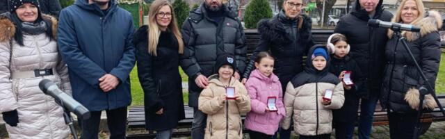 ČETIRI ZLATNIKA U RUKAMA MALIŠANA Lomljenje Božićne ćesnice, po četvrti put, održano u Varvarinu (FOTO)