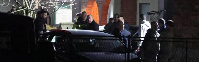 (FOTO) ISPRED KUĆE DARKA LAZIĆA: Veliki broj ljudi se okupio, bila hitna pomoć, ovaj kolega došao da bude uz neutešnog brata preminulog Dragana