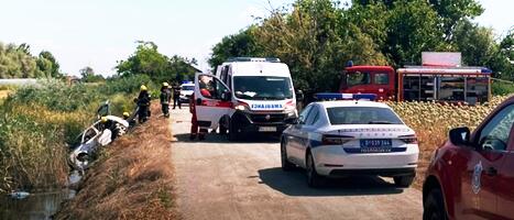 STRAVIČNE SLIKE SA MESTA NESREĆE U NOVOM SADU: Tri tela pronađena u prevrnutom automobilu u kanalu, spasioci izvlačili vozilo iz vode (FOTO)