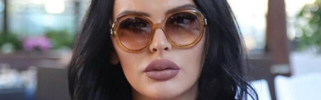 Elektra Elit pokazala MEĐUNOŽJE, ovo su svi hteli da vide: Pevačica raširila noge, a u OVAJ detalj svi gledaju! (FOTO)