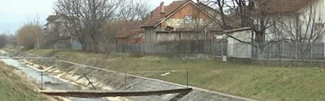 Inspekcija naložila uklanjanje drvenog pešačkog mosta sa Ateničke reke, meštani ga vratili
