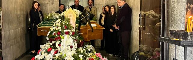 SAHRANA EROLA KADIĆA: Porodica neutešna prima saučešće u kapeli, brojna glumačka imena ispraćaju kolegu na večni počinak (FOTO)